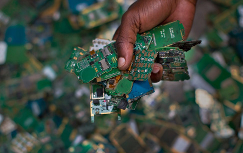 How do you separate metals from e waste circuit board?